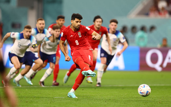 内马尔赛前牵着自己的女儿马维入场，之后还给女儿比心